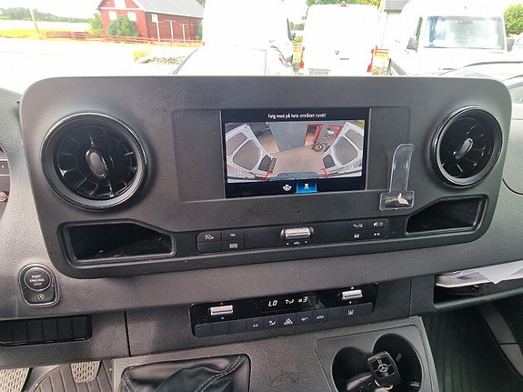 Mercedes-Benz Sprinter 27 of 30