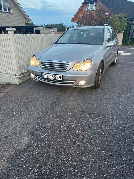 Mercedes-Benz C180 2 of 13