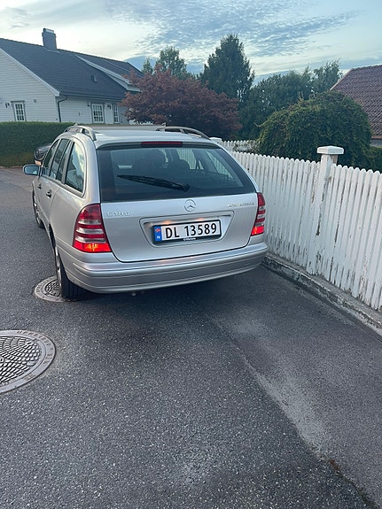 Mercedes-Benz C180 3 of 13