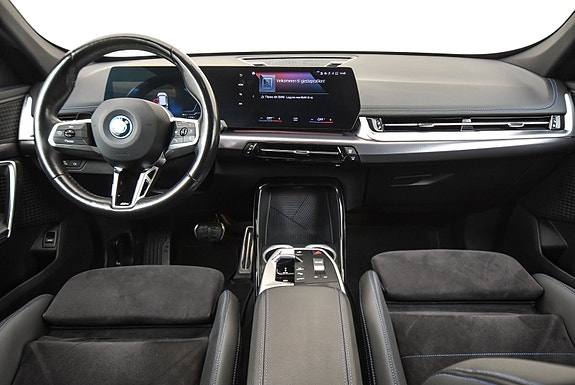 BMW iX1 5 of 17