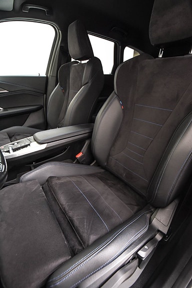 BMW iX1 6 of 17