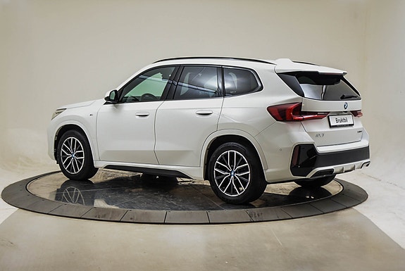 BMW iX1 3 of 17