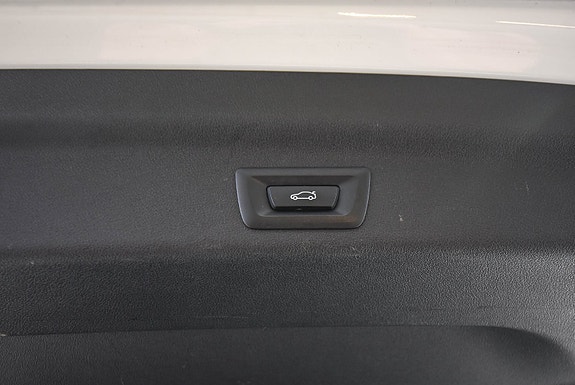 BMW iX1 10 of 17