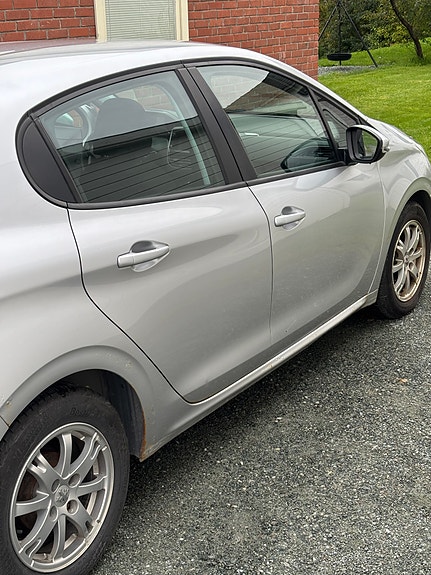 Peugeot 208 2 of 23