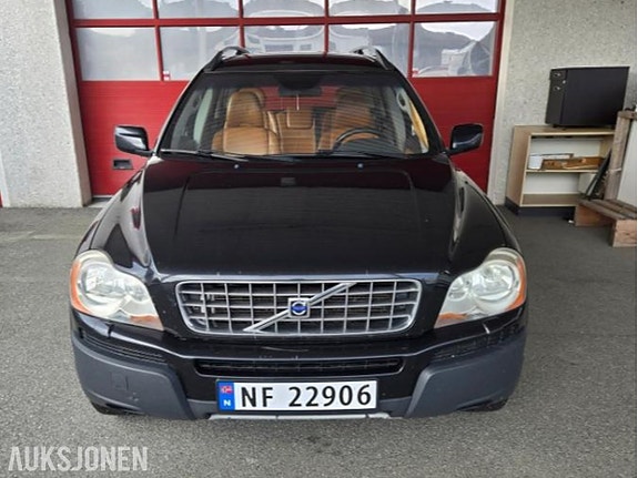 Volvo XC90 2 of 22