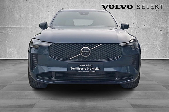 Volvo XC90 2 of 30