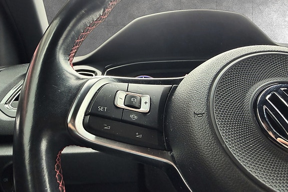Volkswagen T-Roc 10 of 15