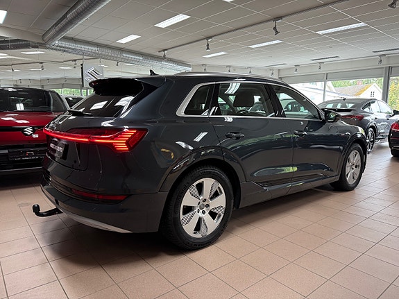 Audi e-tron 8 of 30