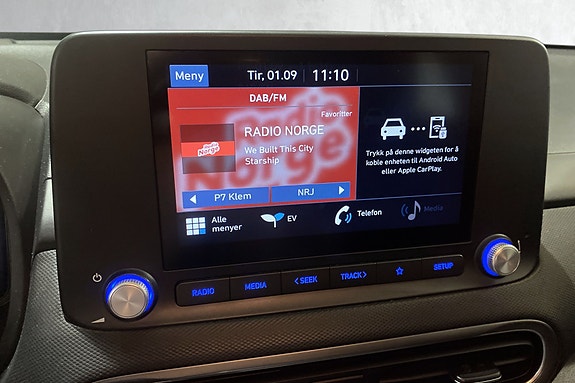 Intuitivt infotainmentsystem med stor touchskjerm og radiofunksjoner.
