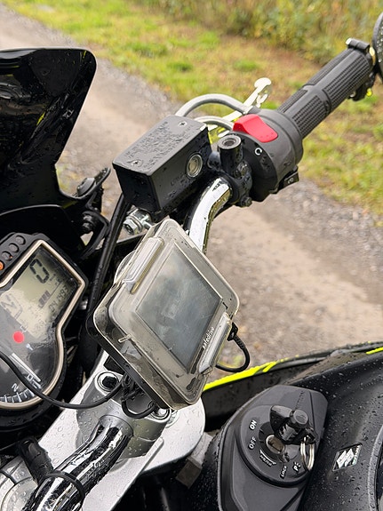 Suzuki GSR 750 17 of 23