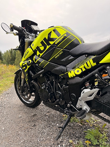 Suzuki GSR 750 11 of 23