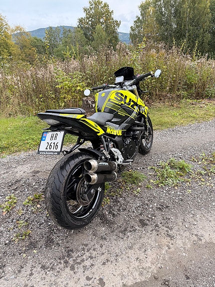 Suzuki GSR 750 15 of 23