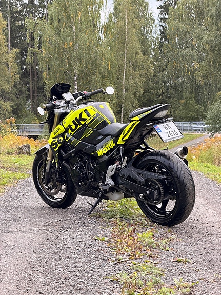 Suzuki GSR 750 7 of 23