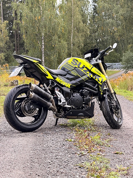 Suzuki GSR 750 4 of 23