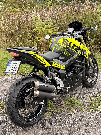 Suzuki GSR 750 21 of 23