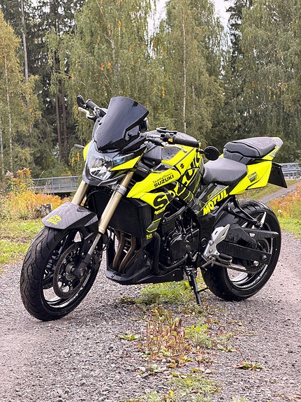 Suzuki GSR 750 2 of 23