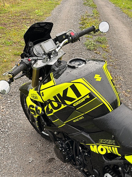 Suzuki GSR 750 8 of 23