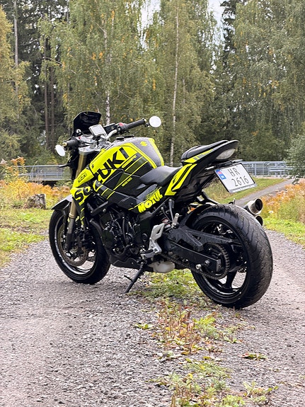 Suzuki GSR 750 5 of 23