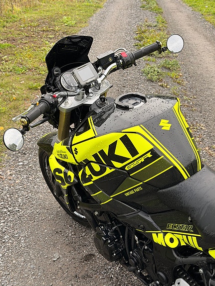 Suzuki GSR 750 9 of 23
