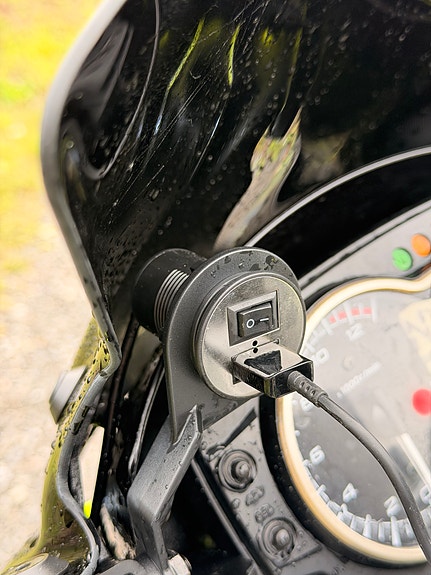 Suzuki GSR 750 16 of 23
