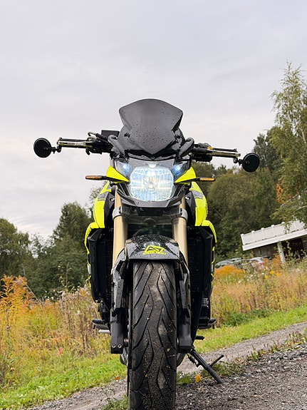 Suzuki GSR 750 18 of 23