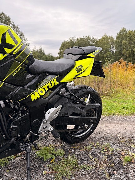 Suzuki GSR 750 12 of 23