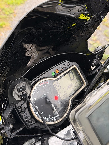 Suzuki GSR 750 14 of 23