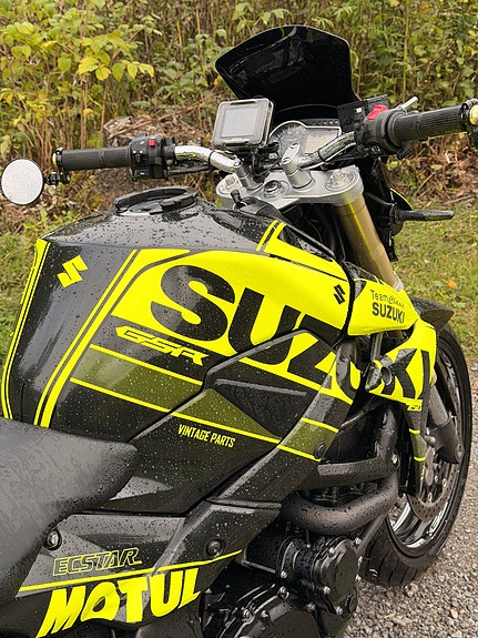Suzuki GSR 750 6 of 23