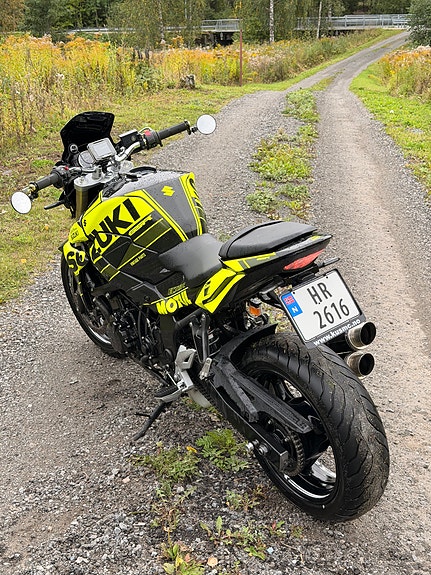 Suzuki GSR 750 20 of 23