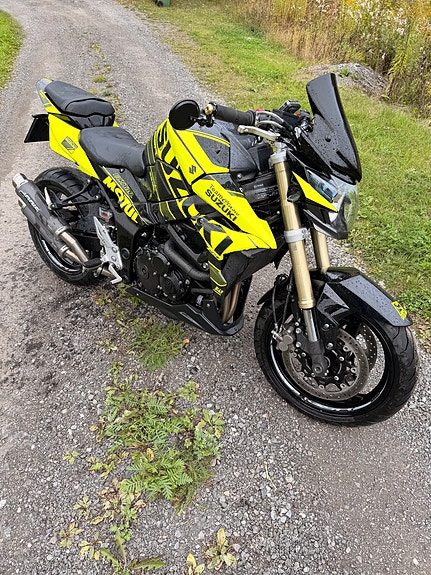 Suzuki GSR 750 13 of 23