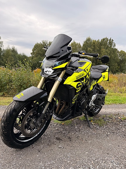 Suzuki GSR 750 10 of 23