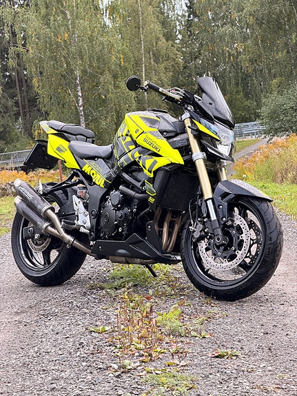 Suzuki GSR 750 3 of 23
