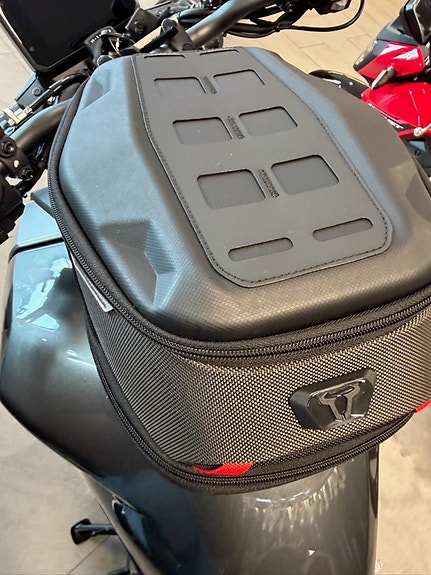 Honda CB750 Hornet med Sw-Motech tankveske, crashbar og varmeholker 12 of 12