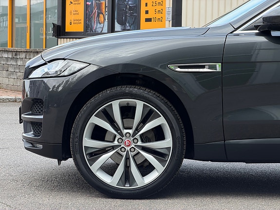 Jaguar F-PACE 8 of 26