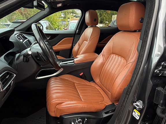 Jaguar F-PACE 10 of 26