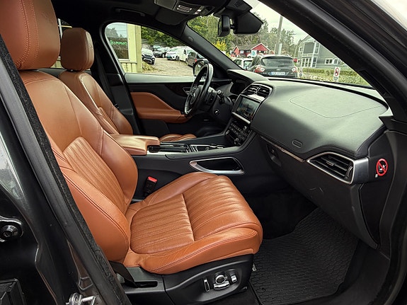 Jaguar F-PACE 23 of 26