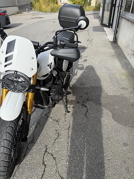 Triumph Scrambler 400XC, kun gått 18 mil, med toppboks 6 of 6