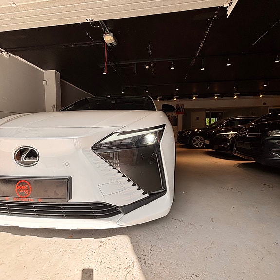Lexus RZ450e 16 of 25