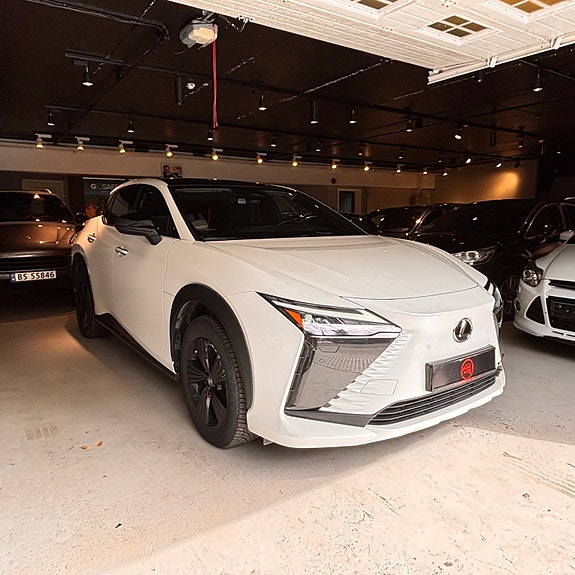 Lexus RZ450e 2 of 25