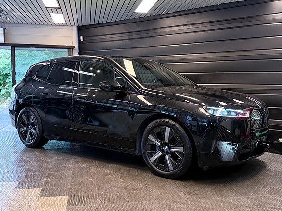 BMW iX 10 of 29