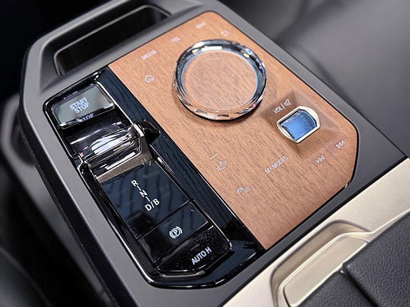 BMW iX 22 of 29