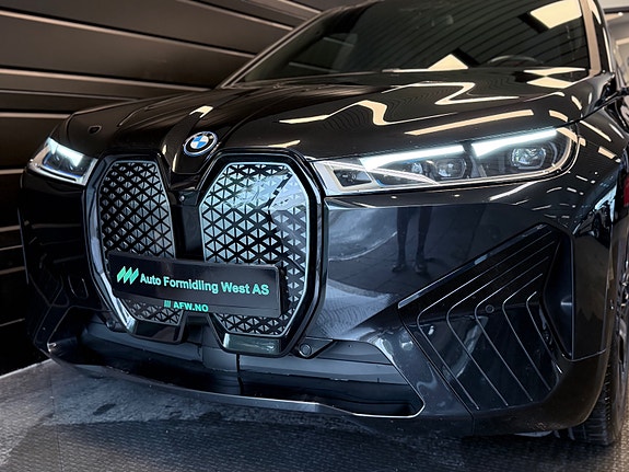 BMW iX 4 of 29