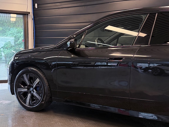 BMW iX 8 of 29
