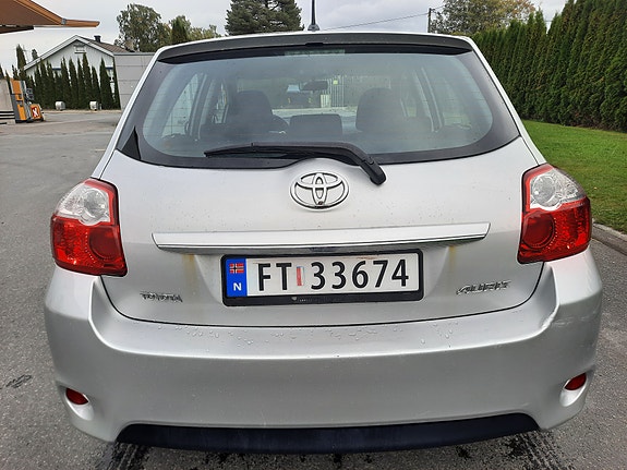Toyota Auris 11 of 15
