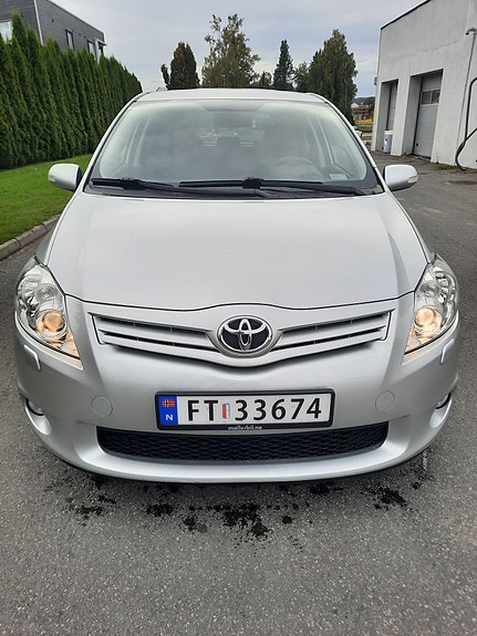 Toyota Auris 10 of 15