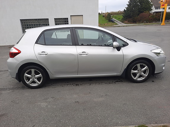 Toyota Auris 2 of 15