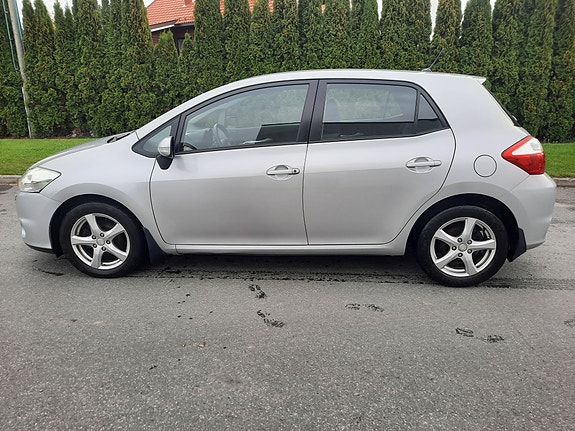 Toyota Auris 12 of 15