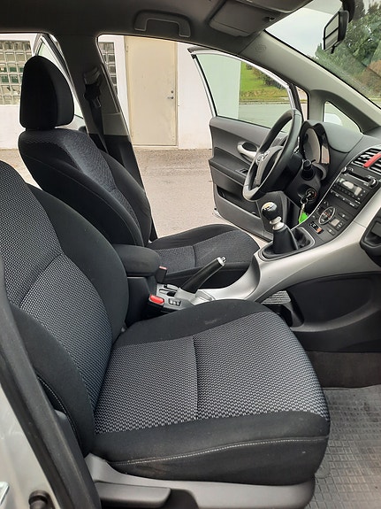 Toyota Auris 9 of 15