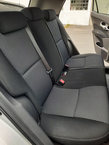 Toyota Auris 8 of 15