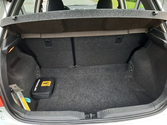 Toyota Auris 7 of 15